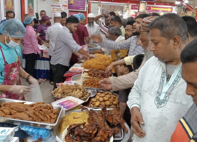 বগুড়ায় লোভনীয় ইফতার আইটেম আকবরিয়ার